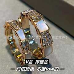 高バージョン V Jinbaojia 蛇骨リング女性のホワイトマザーオブパールニッチデザイン 18K ローズゴールドハイエンドジュエリー卸売