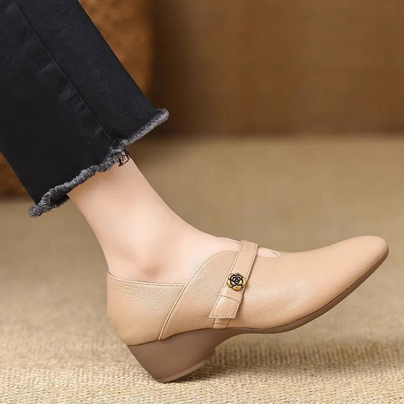2025 otoño y invierno nuevo estilo de punta, cómodo con suela suave, zapatos de cuero pequeños, zapatos de calzado de talón único para mujeres.
