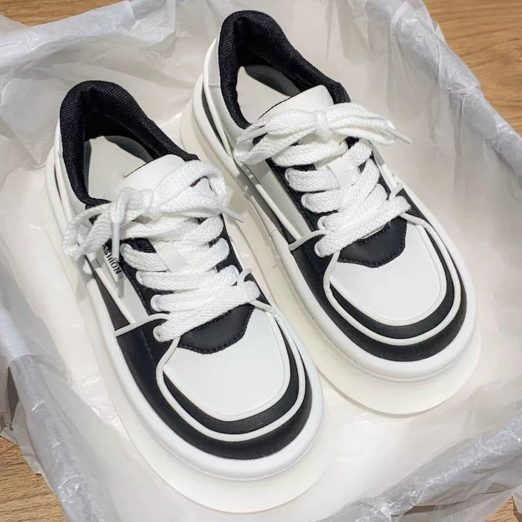 Толстая подошва, увеличенные маленькие белые туфли для детей 2024 новые толстые подошвы, удобные папы, маленькие худые и универсальные повседневные туфли