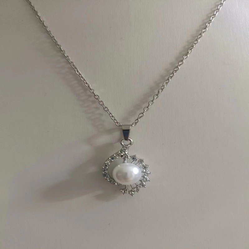 Collana elegante con micro inlay a forma di cuore e goccia_voghion.com