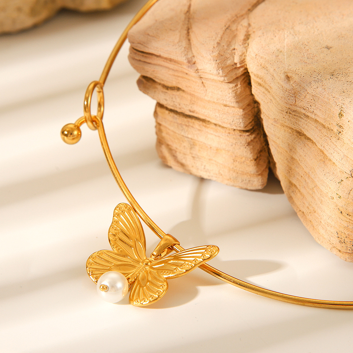 Amazon venta caliente mariposa de acero inoxidable colgante collar de perlas nicho femenino delicado simplista joyas de collar collar