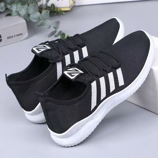 �S��ֱ�Nһ�����l�¿���Ůͬ�����e���m͸��W���\��Ь��H�r�д�