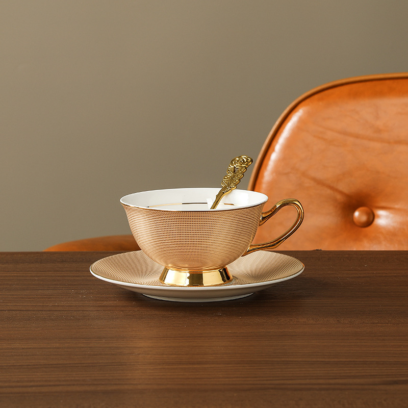 Tazas y platillos de café de porcelana china de alta gama, lujo ligero, té de la tarde de alto valor, tazas de pareja, cajas de regalo exquisitas, tazas de cerámica de lujo
