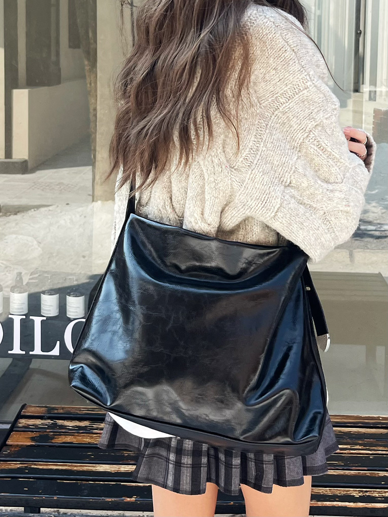 New Black Soft Leather Large Capacity Commuter Leisure Tote Women's Korean Fashion One Shoulder Crossbody Bag_voghion.com