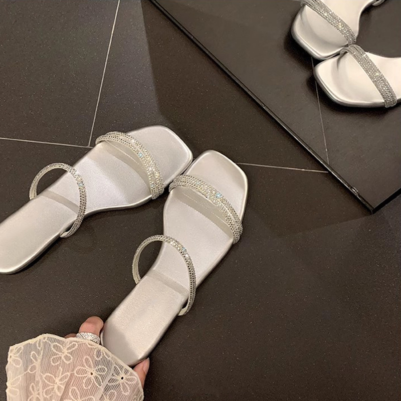Brillante estrella de verano ~ nueva estrella plateada brillante cabeza cuadrada de diamante con zapatillas de fondo plano zapatillas de mujer frescas para usar