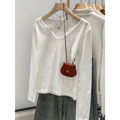 純綿の肌に優しい純色の底のシャツの小さいvネックの女性の2025早秋の新型のtシャツの独特なゆったりした気質の中で上着を掛けます。