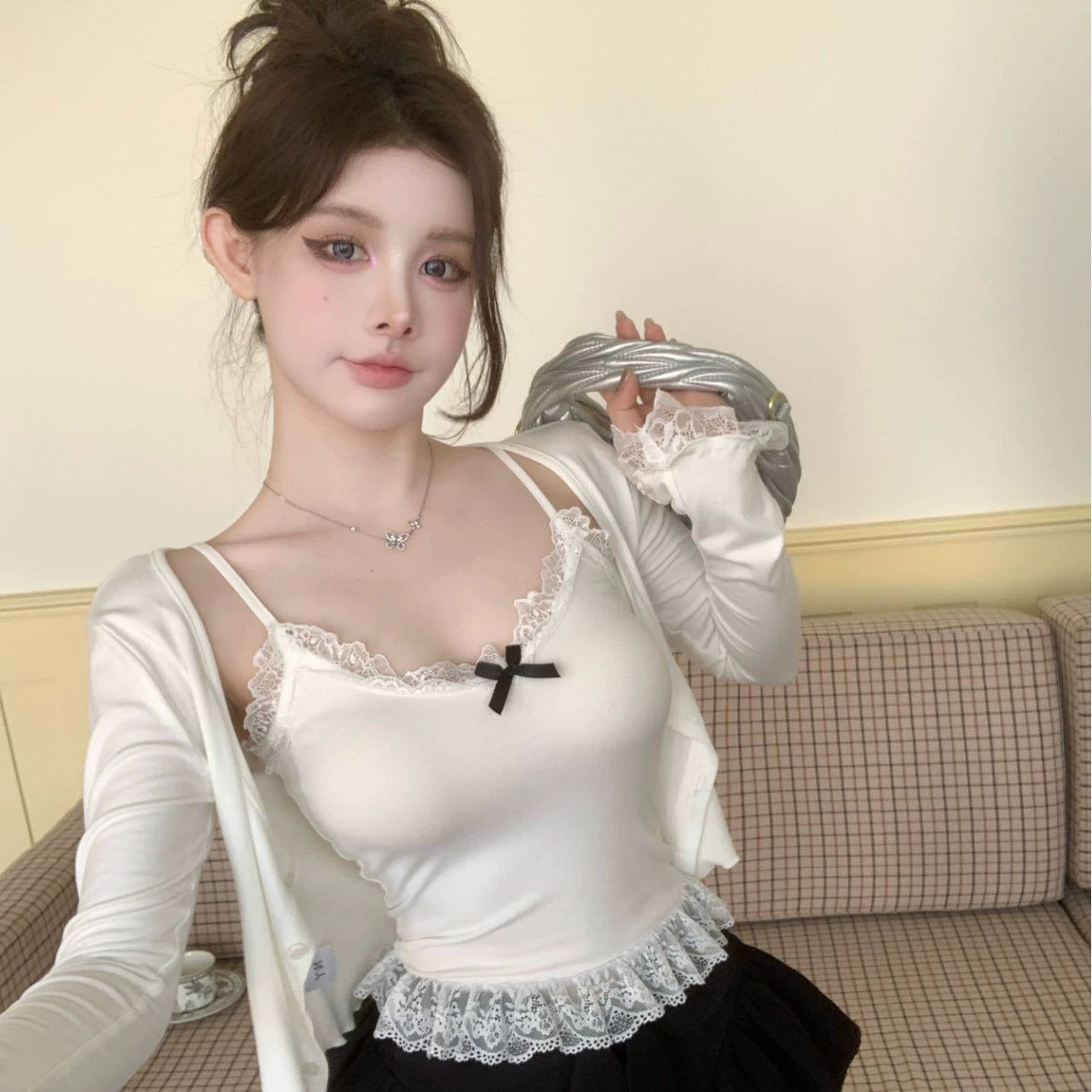 Спроектированный жилет на подтяжках с бантом и подушечками для груди и кружевными топами для похудения для горячих девушек.