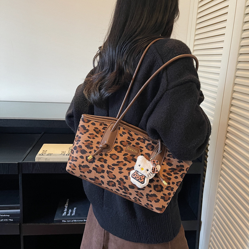 Transfronterizo super fuego leopardo de gran capacidad bolso de brazo para mujeres 2025 invierno nuevo estilo ocio bolso de hombro retro moda