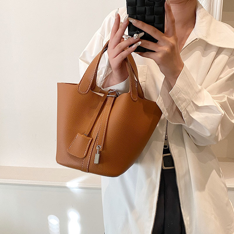 Bolsa de diseño de nicho de alta gama para mujeres 2023 nueva moda de moda simple bolsa de cubo popular bolsa de cesta de verduras portátil