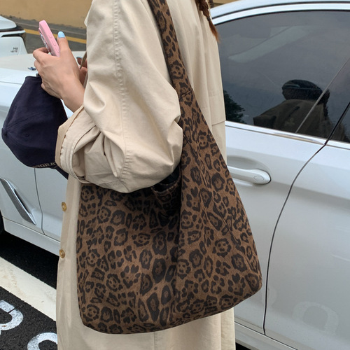 Korean-style niche leopard print canvas tote bag, autumn/winter new casual lazy wind shoulder bag, large capacity commuting tote bag