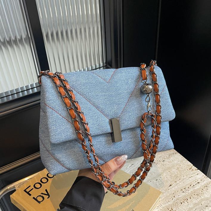 Bolso bordado simple para mujeres 2024 nuevo bolso cuadrado de cadena de estilo general, sensación de alto nivel retro viaje de hombro mochila