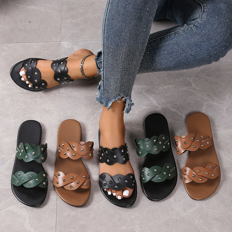 Внешняя торговля большие размеры холодные тапочки женские 25 лет новый плоский нижний комфорт дикие заклепки пляжные сандалии женские туфли оптом
