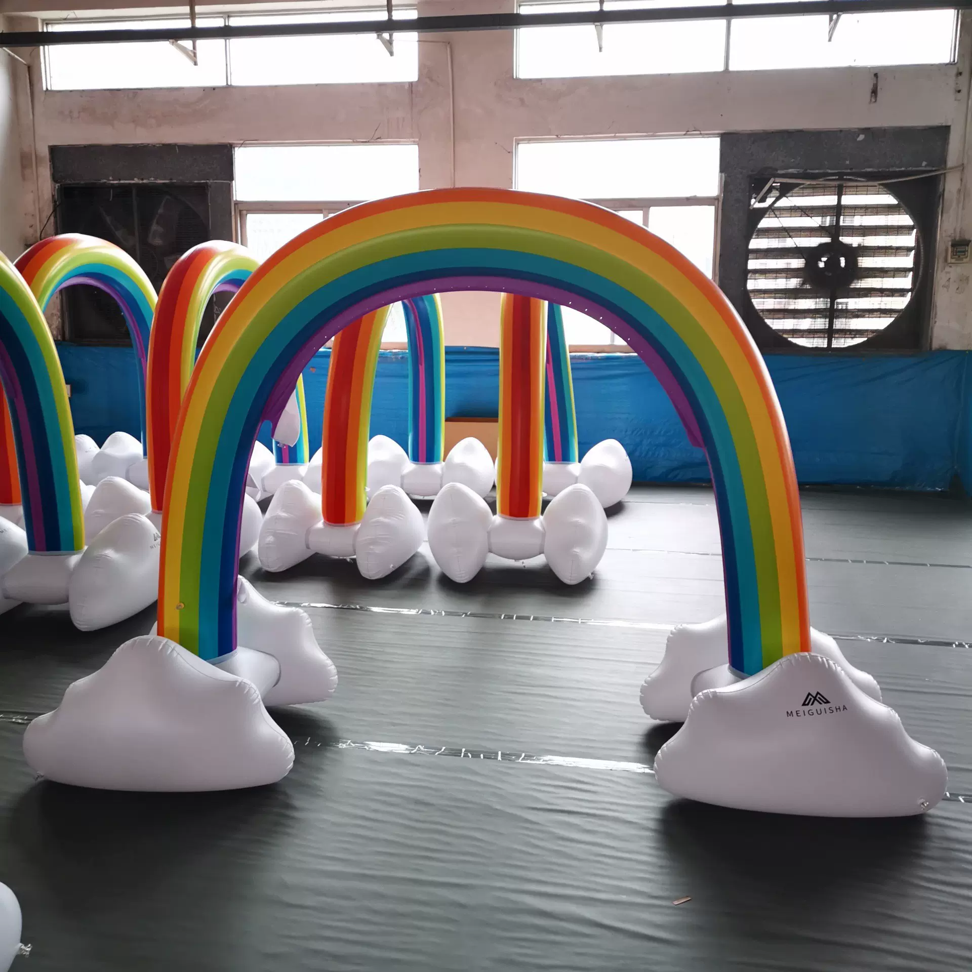 工厂直供跨境PVC充气喷水彩虹拱门夏季洒水彩虹桥 戏水玩具定制