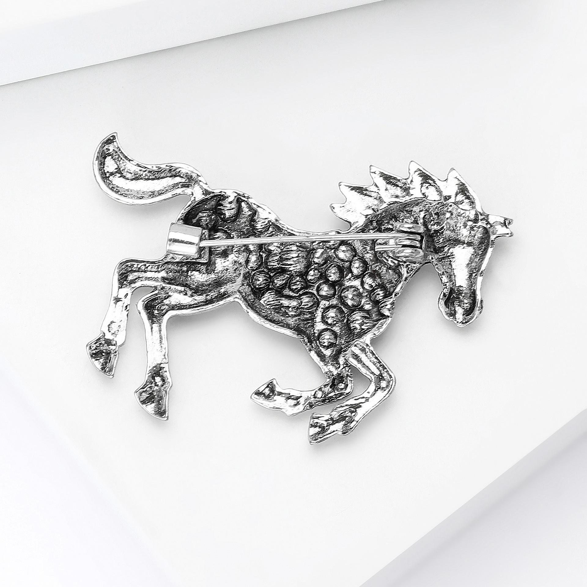 Hot-Selling Fashionable Light Luxury Retro Enamel Horse Rhinestone Brooch Versatile Anti-Exposure Clothing Accessory Pin