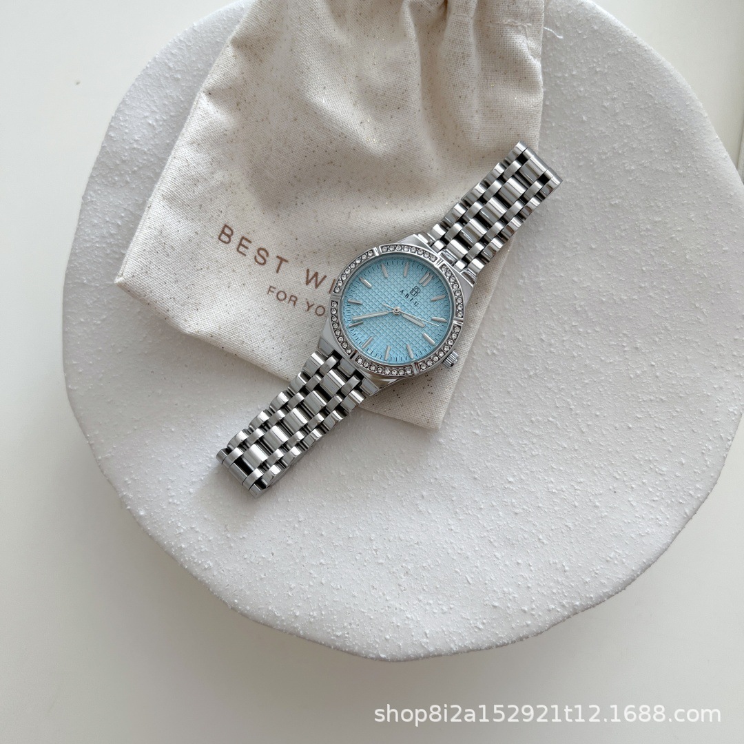 파란색 표면의 은색