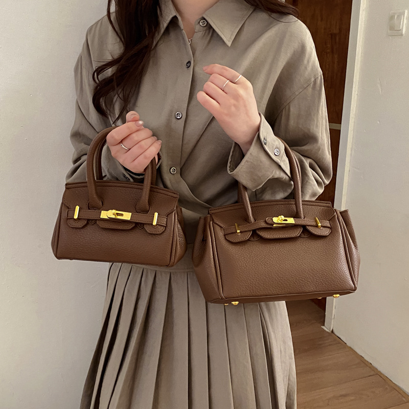 Textura de nicho de diseño de platino de mujer 2026 nuevo estilo simple de moda diaria de un solo hombro bolsa de tramo inclinada image 4