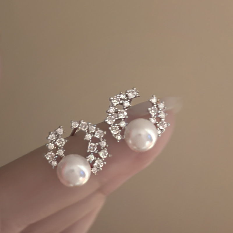 Pendientes de perlas artificiales de mariposa de aguja de plata Pendientes de todo fósforo de nicho retro femenino Pendientes de temperamento de moda Lujo ligero de alta gama