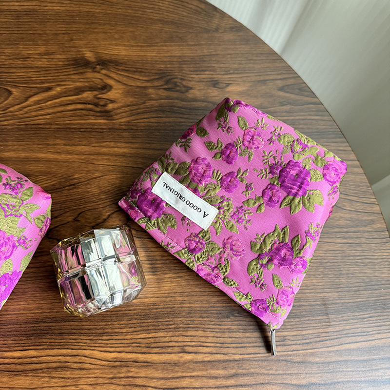 사다리꼴. 로즈 레드 리치 꽃.