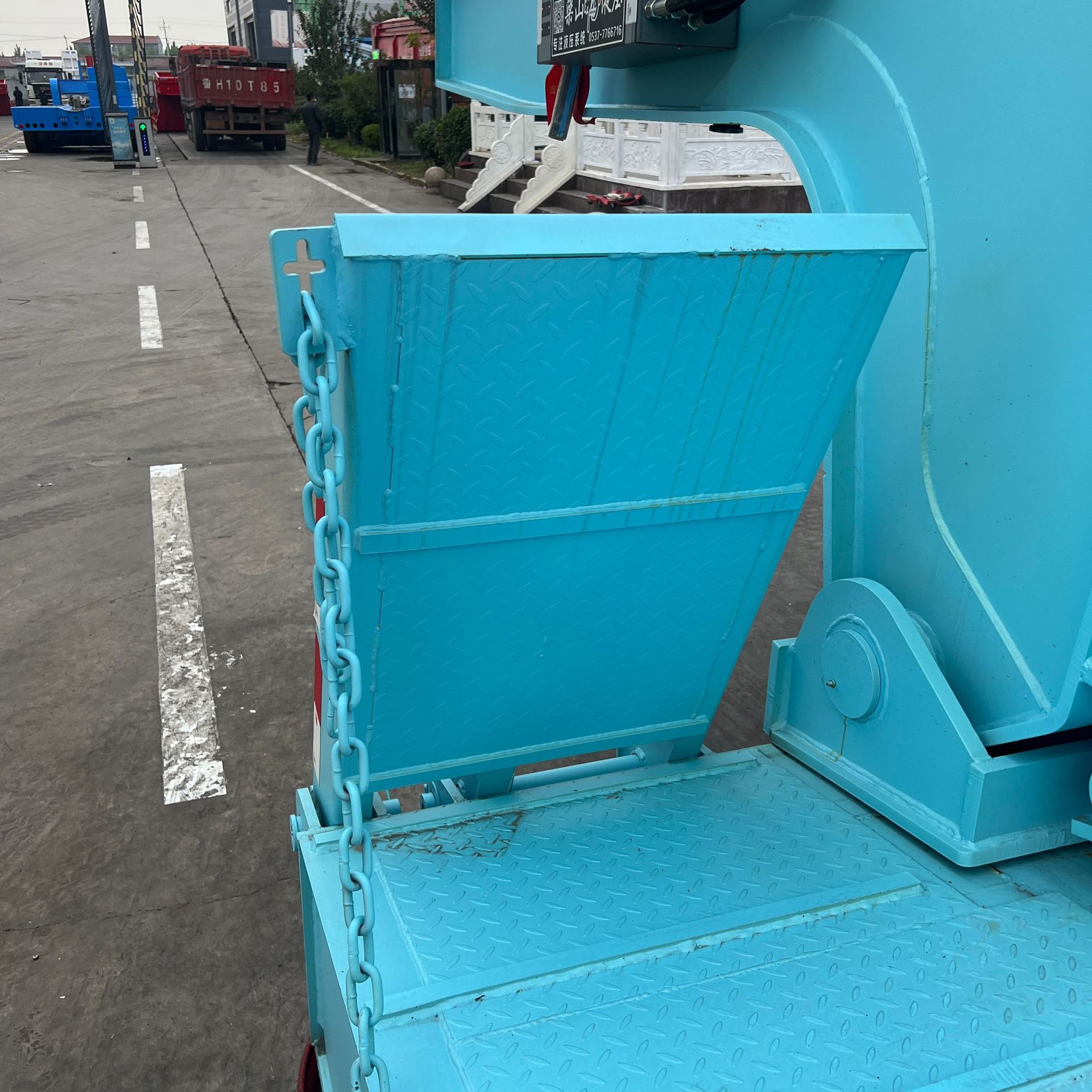 Source Manufacturer Exports 4-Axis Heavy-Duty Low-Bed Semi-Trailer Engineering Machinery Transport Trailer to South America, Central Asia and Saudi Arabia