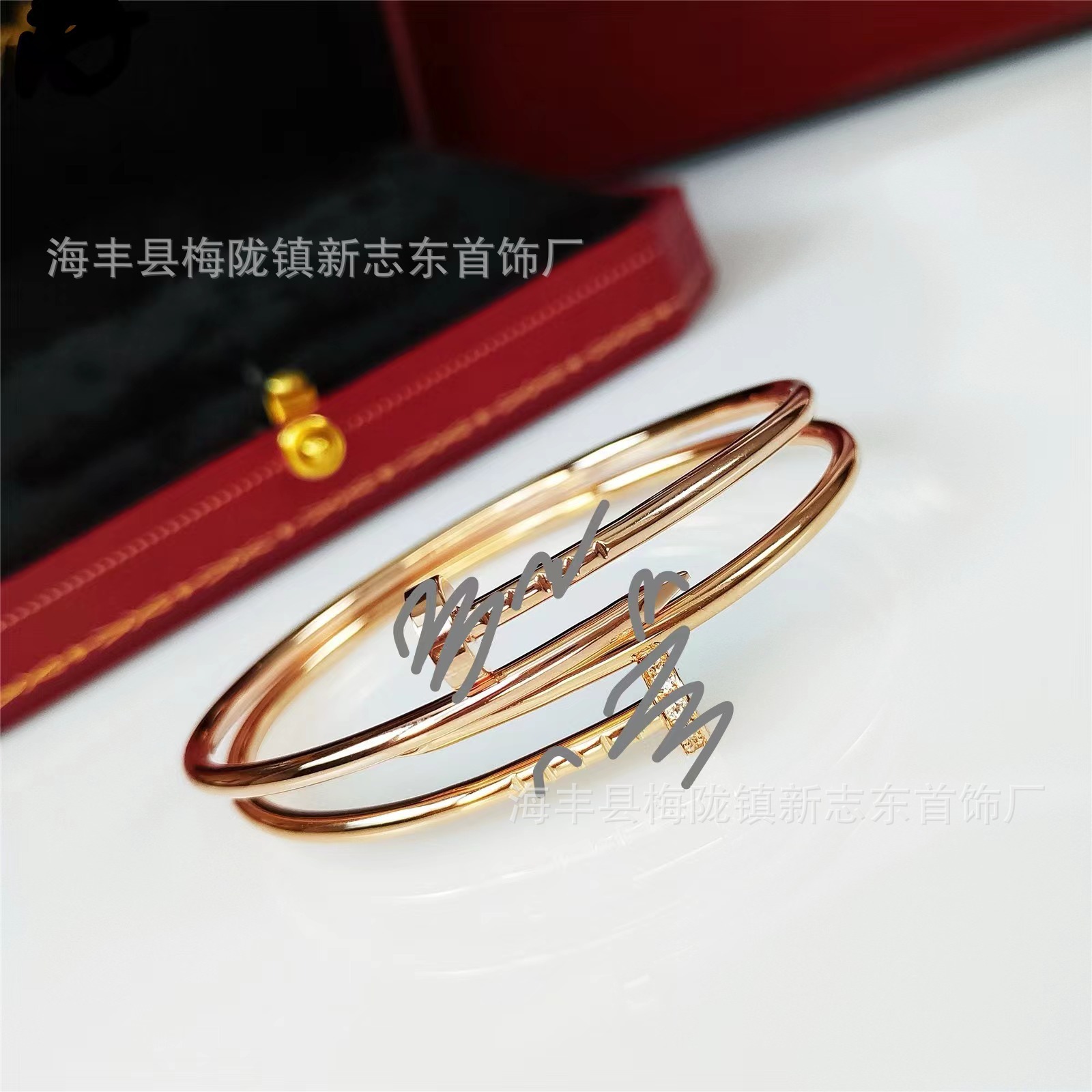 高バージョンの釘のブレスレットの厚さは18kのバラの金の光沢のあるブレスレットをめっきします。
