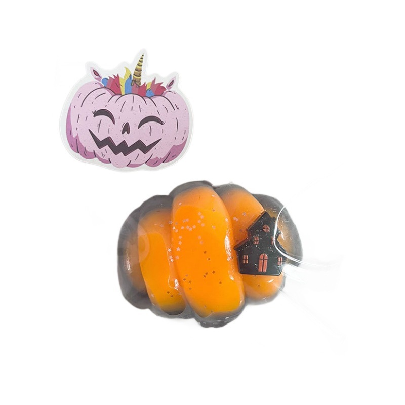 ハロウィーンの猫の爪はゆっくりとしています。|undefined