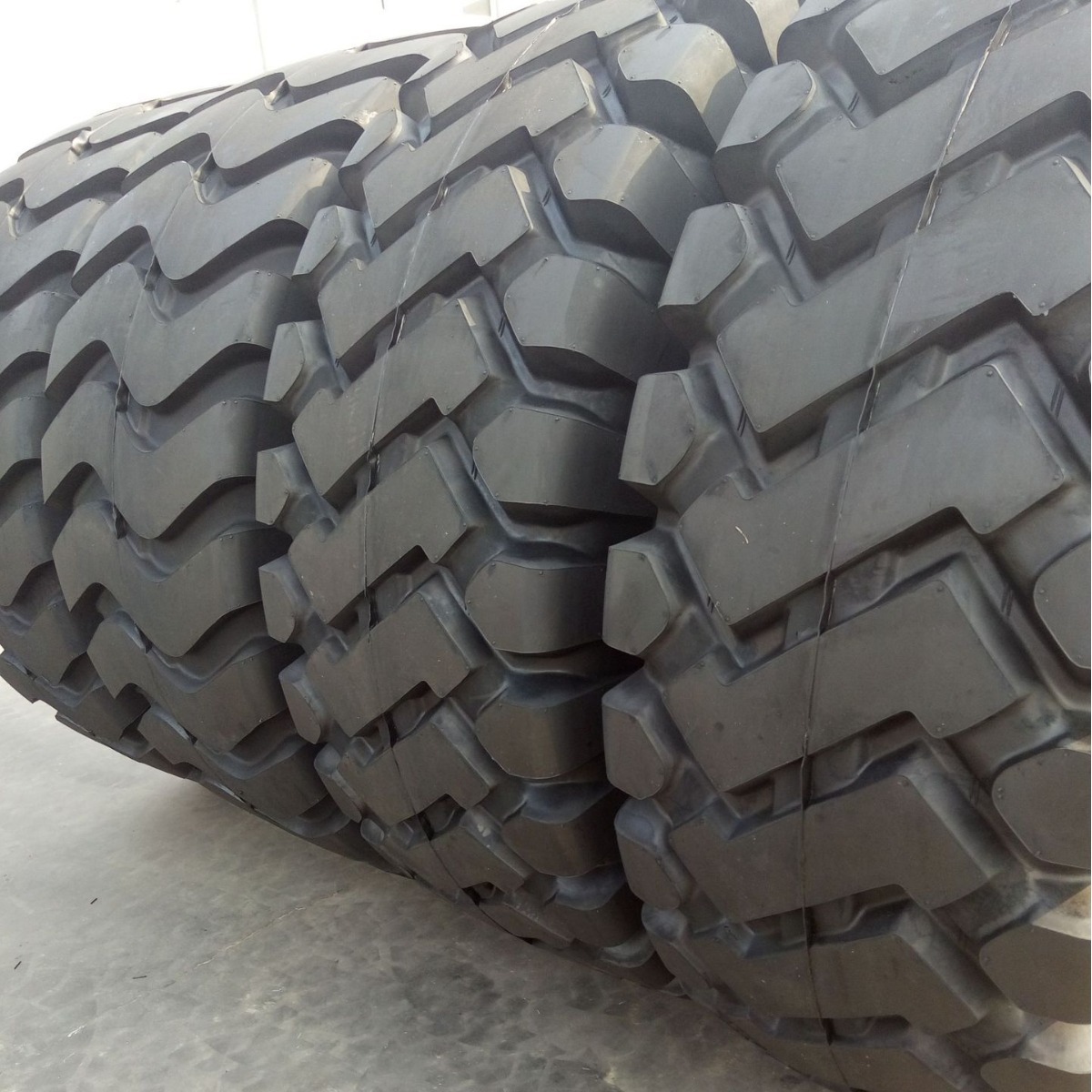 【厂家直销】17.5-25矿山装载机轮胎 加深花纹 耐磨抗造 出口内销