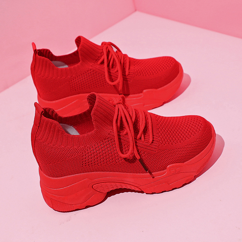 Zapatos blancos de aumento de la altura oculta para mujeres 2023 primavera nuevos zapatos de malla versátiles transpirables para mujeres moda deportiva casual zapatos de papá