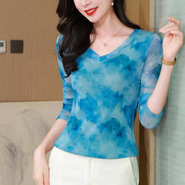 洋气印花V领长袖T恤女装春秋新款显瘦妈妈装时尚上衣网纱打底衫