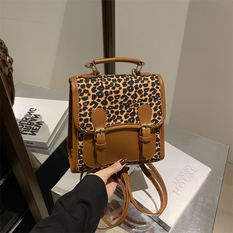 Este año, la popularidad de la mochila de nicho para mujeres 2024 nuevo color de contraste, mochila versátil, mochila de alta calidad, mochila pequeña.