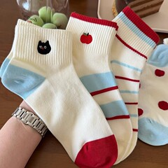 かわいい白い夏の薄い靴下ショートレディーススポーツスタイルボーンレスロートップボートソックス吸汗性と通気性のある女の子の綿の靴下