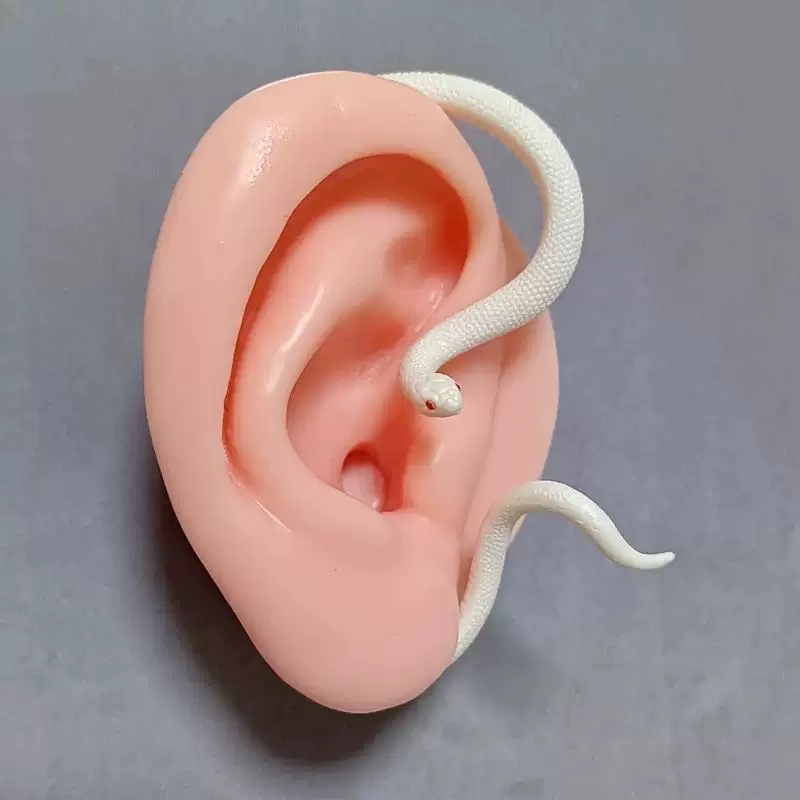 Cross-border European and American exaggerated earrings with unique animal design, small white snake ear cuffs, niche fashion accessory for those without pierced ears