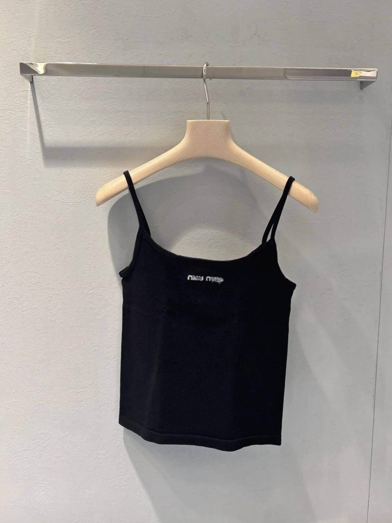 M's new 26ss high-quality Korean-style relaxed and sophisticated logo knit camisole sweater slim fit