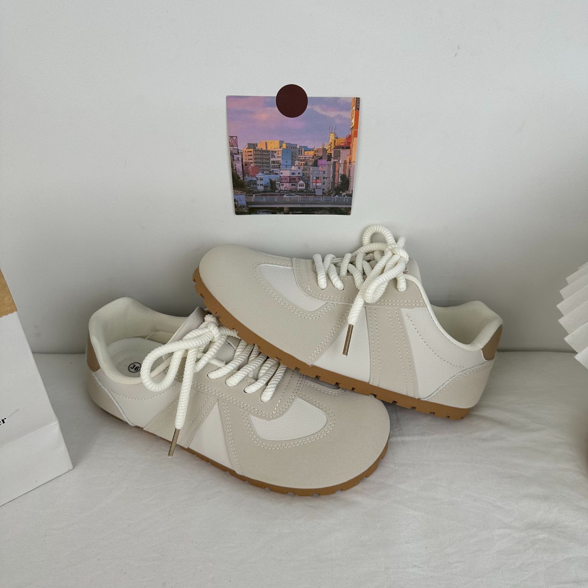 Casual Retro Commuter 2025 nuevo estilo de primavera y verano ligero de suela delgada deportes todo fósforo más terciopelo de suela plana hojaldre zapatos de entrenamiento alemán para mujer