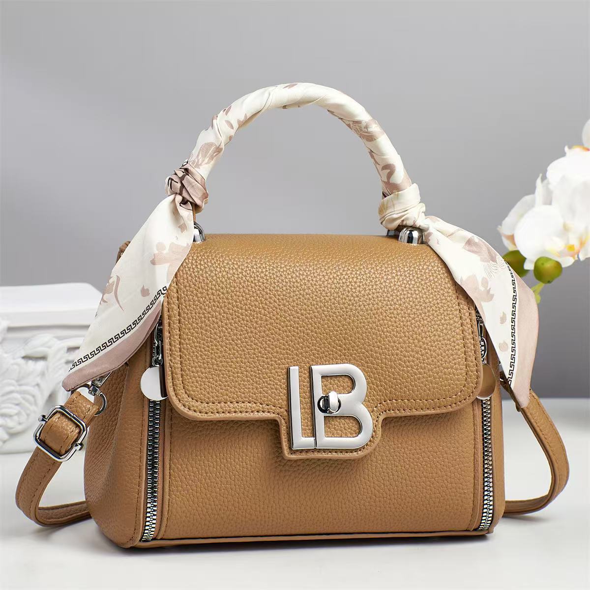 2025 nuevo bolso de hombro de moda bolso de mensajero de cuero suave para mujer bolso ligero para mujer bolso pequeño para mujer verano textura versátil image 11