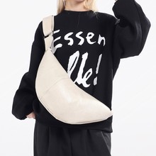 法式小众设计感饺子包男生潮牌胸包斜挎包牛角包皮质男包单肩包女