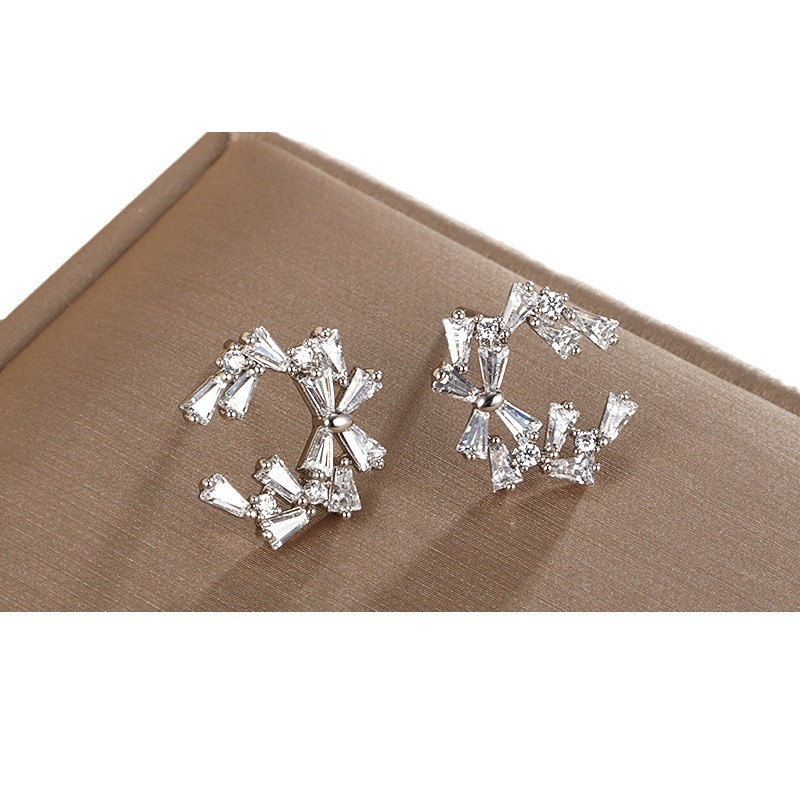 Joyería Xuping micro incrustado arco de arco de aluminio coreano alta sensación de personalidad orejas de aleación chapadas en oro pequeñas pernas de orejas