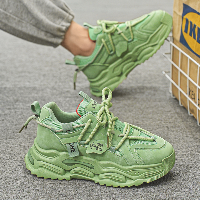 Zapatos de hombre de éxito en línea 2025 nuevos zapatos deportivos juveniles de otoño para correr casuales aumentados con suela gruesa zapatos de moda