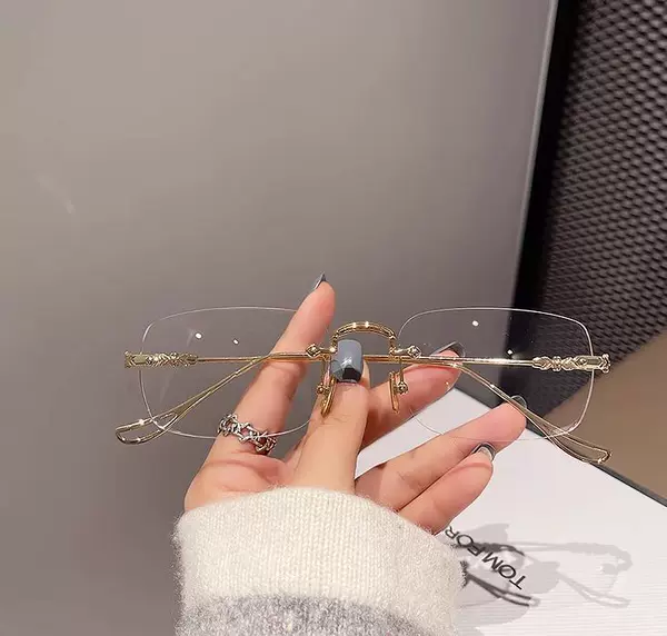 Gold frame [myopia]