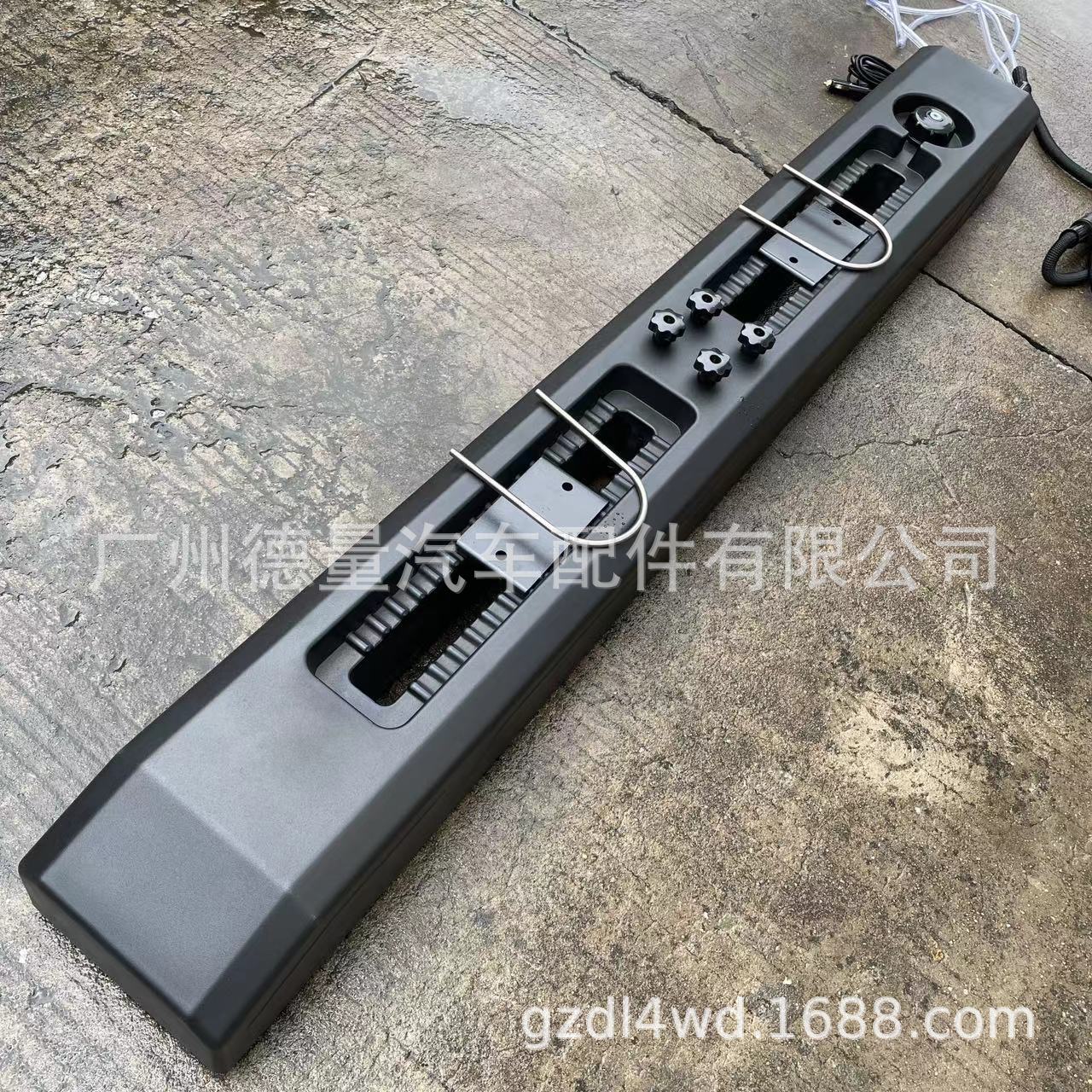 Outdoor Camping Universal Roof Water Tank for Bathing and Washing Vegetables 30L Large Capacity with Water Pump Outlet Adjustable Water Gun Installed