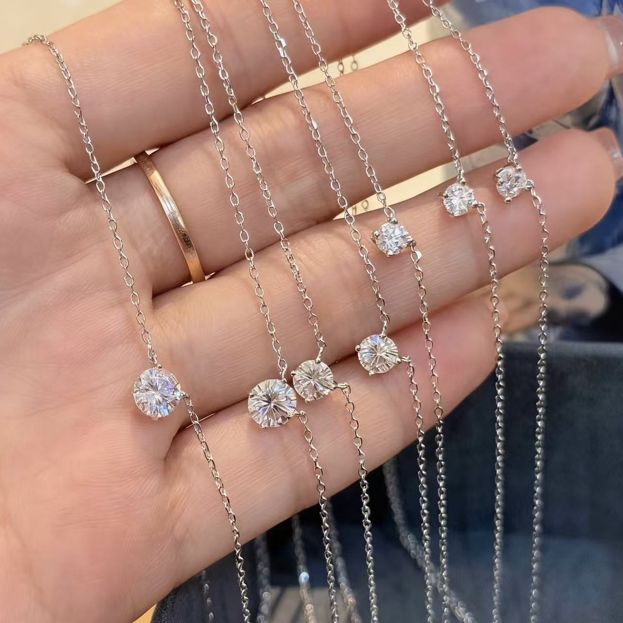 Dz235 Zhao Lusi's 50-Point Diamond Necklace for Women with a Push Zipper, 1 Carat Four-Prong Sweater Chain, Two Carats