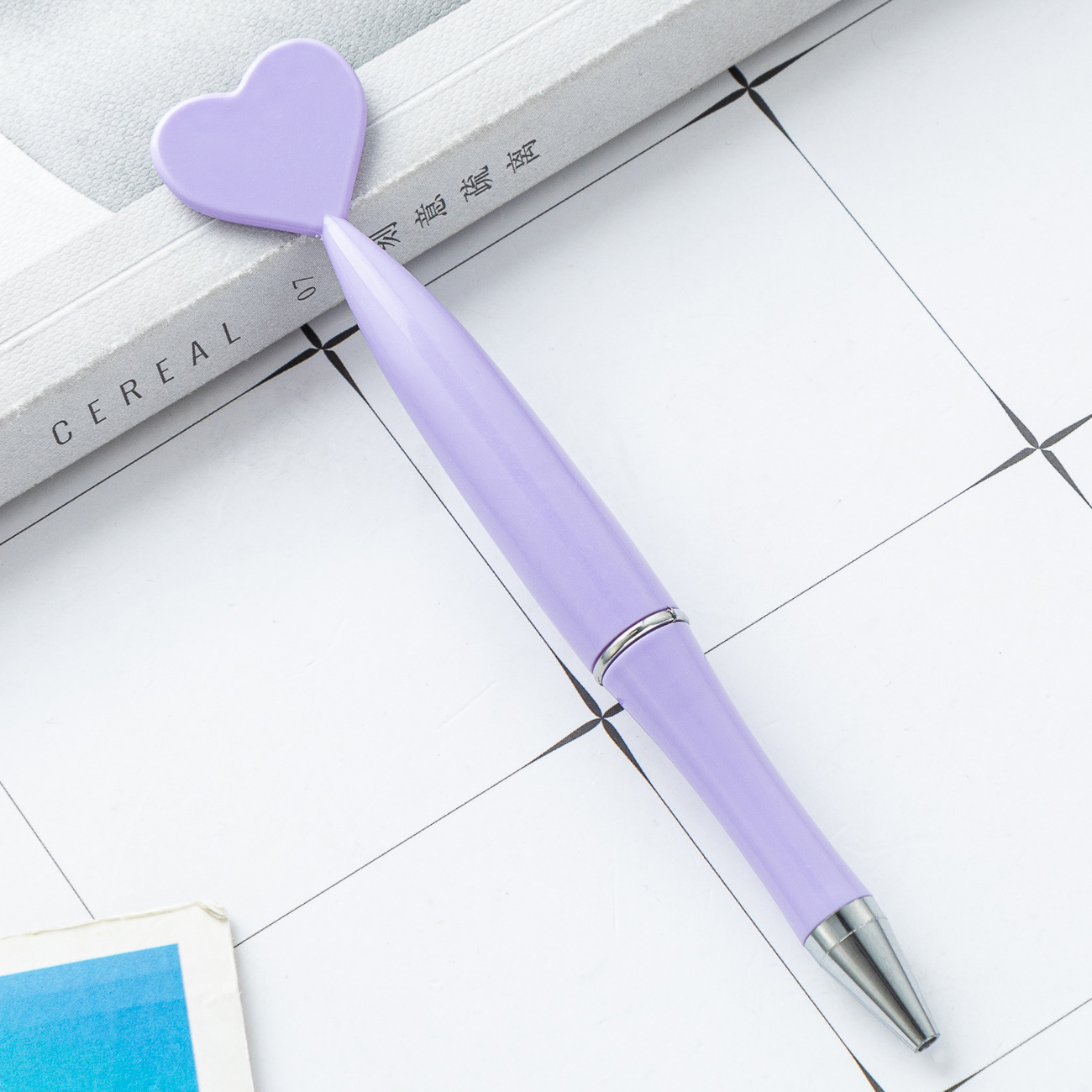 Amor bolígrafo de plástico al por mayor estudiantes papelería regalo bolígrafo publicitario puede imprimir logotipo de plástico en forma de corazón bolígrafo de torsión