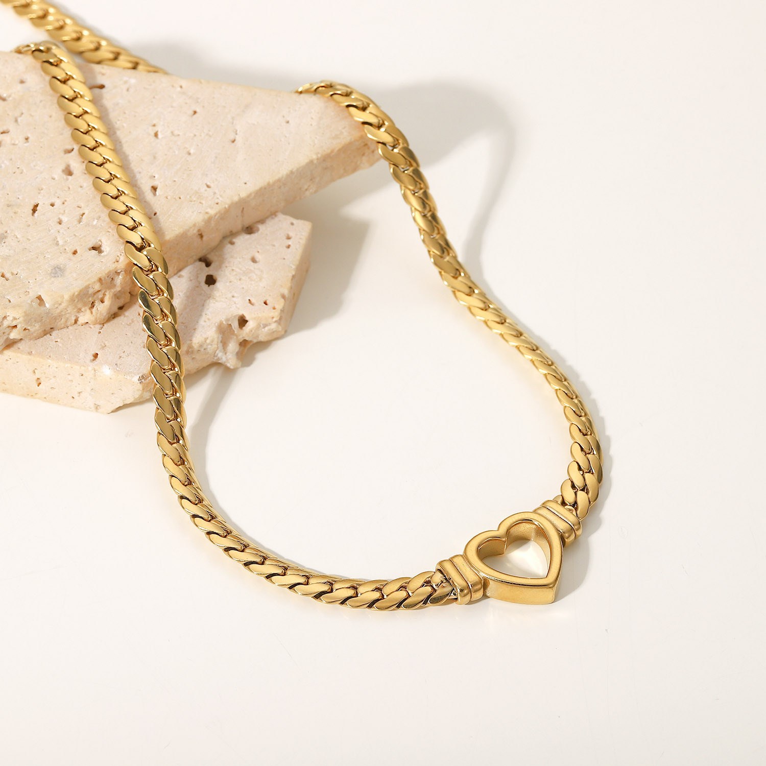 Collar con colgante de corazón de cadena plana hueca de acero de titanio chapado en oro cubano de Lina Girl, nueva tendencia para mujer._voghion.com
