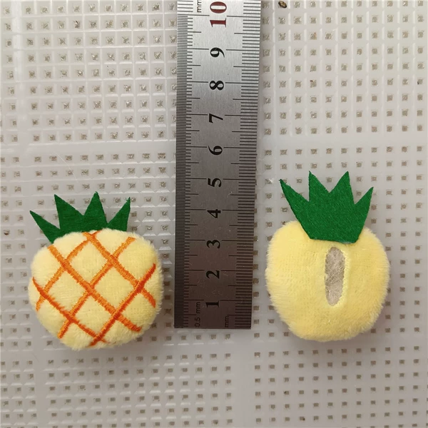 5 cm pineapple with leaves open on the back