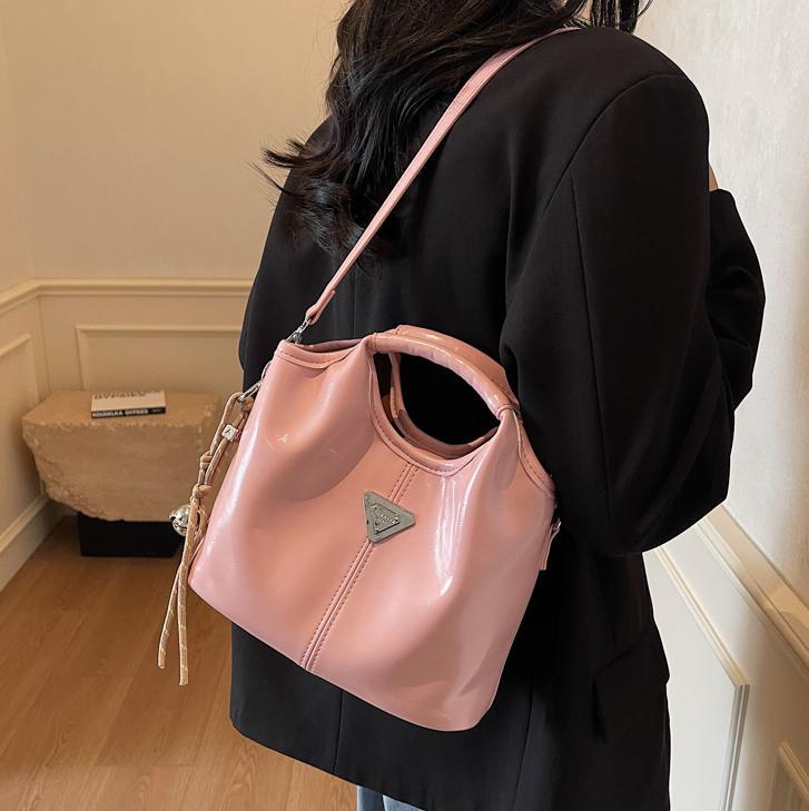 Popular bolso de mano super caliente para mujeres 2025 nueva moda versátil bolso de hombro para viajar bolso de cubo de textura superior