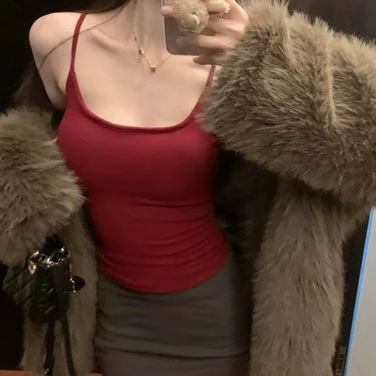 Осенью и зимой чистая горячая девушка шлифует волосы с небольшим подтяжкой