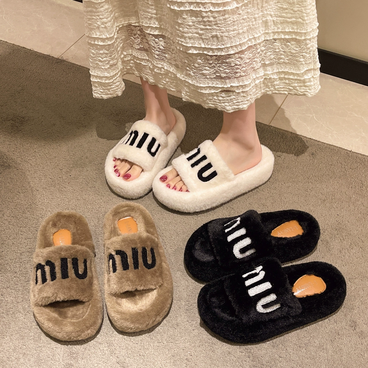 Модные пушистые тапочки на высокой подошве для женщин, подходящие для ношения на улице, популярные осенью и зимой 2025 года, с буквенным дизайном, теплые тапочки на толстой подошве из хлопка.
