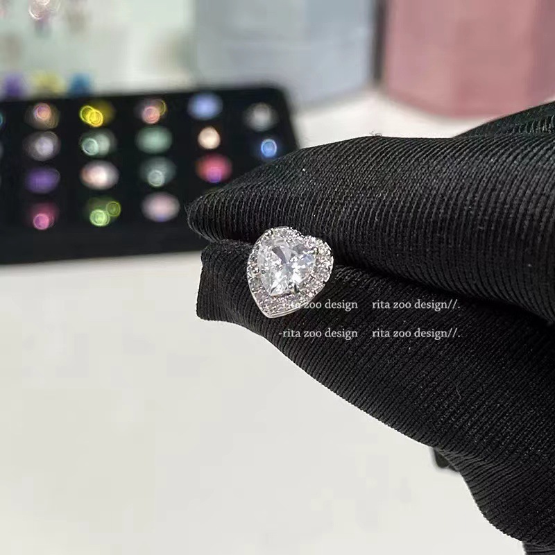 Sparkling Diamond Heart-shaped Earrings, Light Luxury And High-end Feel, Zircon Titanium Steel Flat-bottomed Screw Ball_voghion.com
