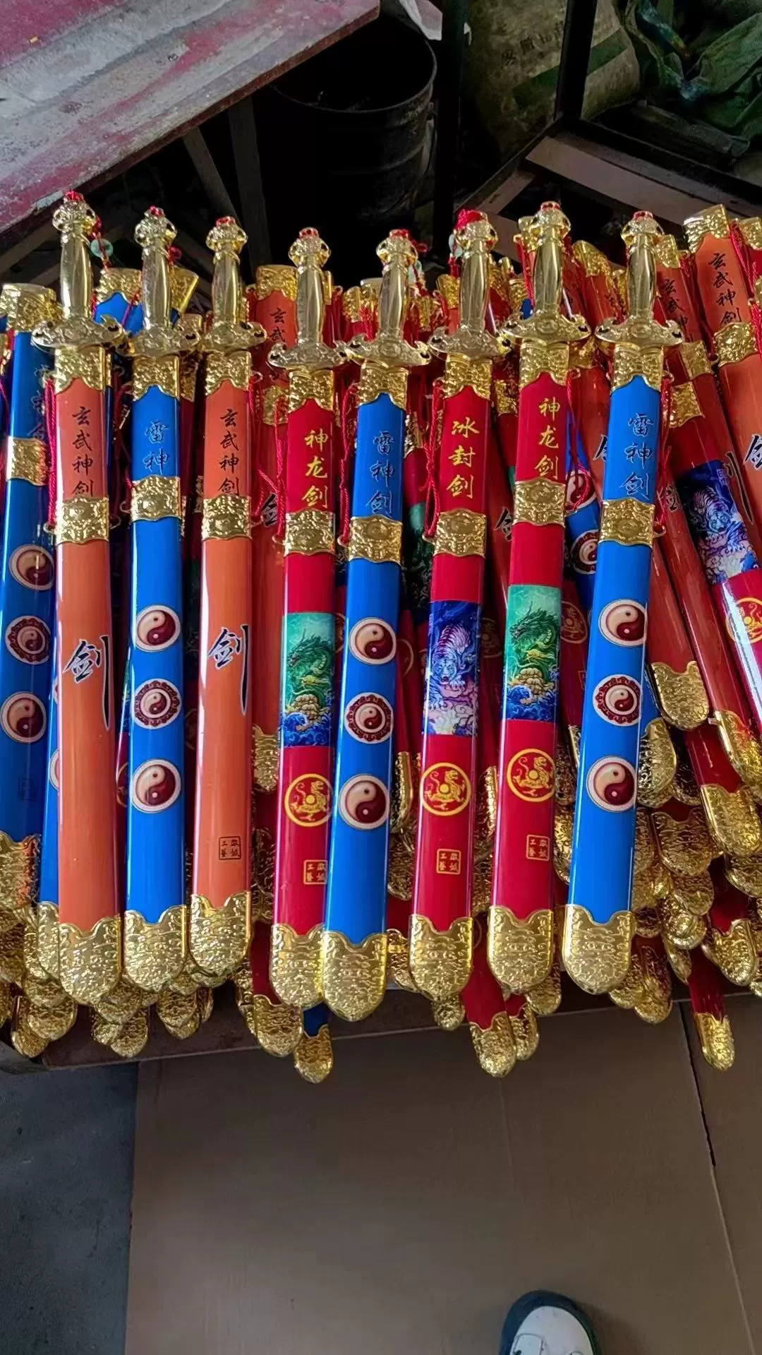 Бамбуковый меч (Qiuzhen) assorted декоративные мечи, пластиковые чехлы для клинков, множественные стили, 0.375 кг