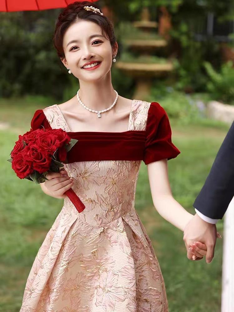Vestido de novia estilo francés, nuevo estilo 2026, vestido de compromiso color rojo vino, satén estampado, favorecedor para la tez, para la ceremonia de regreso a casa.