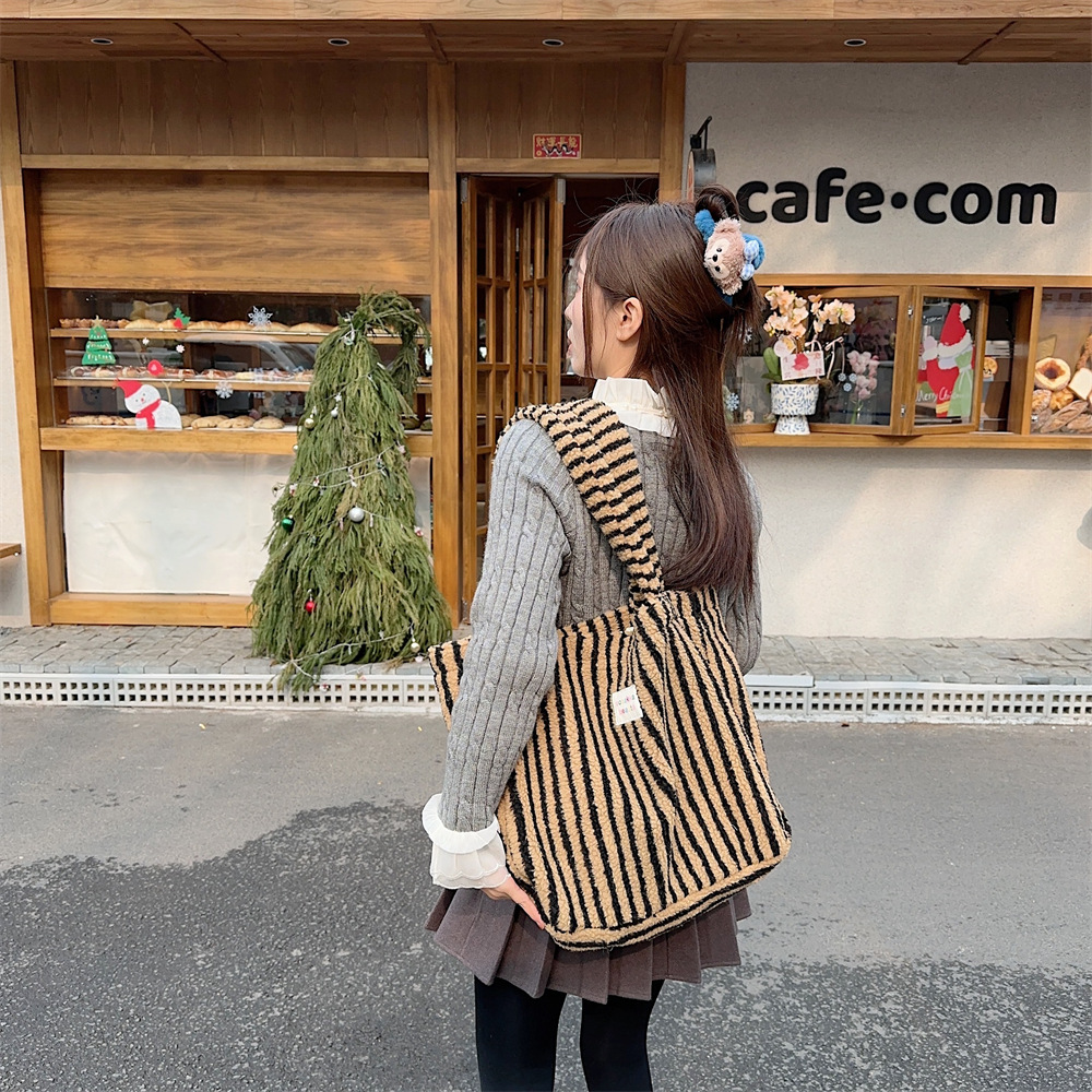 31231 Autumn and Winter New plush polka dot bag, women's hand-held bag, shoulder bag, large-capacity fluffy college student class bag undefined